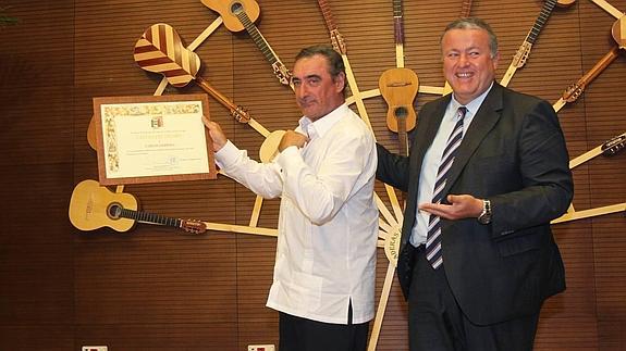 Carlos Herrera muestra su galardón al público. 