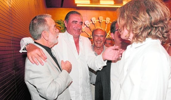 Carlos Herrera saluda a unos amigos, ayer, en La Unión. 