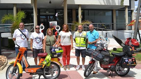 La alcaldesa, Visitación Martínez, con la concejal de cultura, Silvia Egea, junto a Salvador Valentín y Francesc Garí, así como varios componentes de 'Run Run', en el regreso del vespino. 
