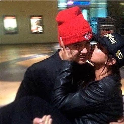 Justin Bieber y Selena Gómez a la salida de un cine