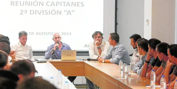 Luis Rubiales, presidente de la AFE, dirigiéndose, ayer, a los capitanes de los 23 equipos de Segunda División, incluidos el Murcia y el Mirandés. :: efe
