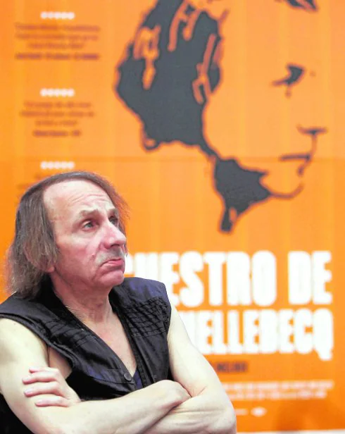 El escritor, ayer, durante la presentación de 'El secuestro de Michel Houellebecq'. :: Hugo Ortuño / efe
