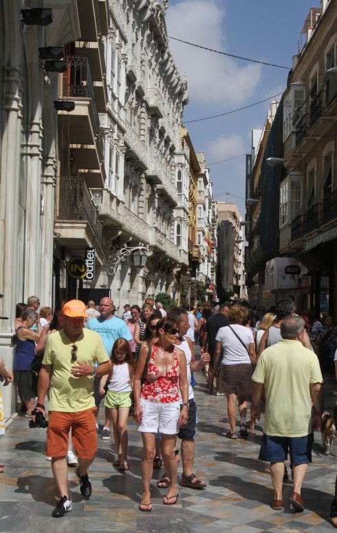 Un grupo de cruceristas, el pasado jueves por Cartagena. 