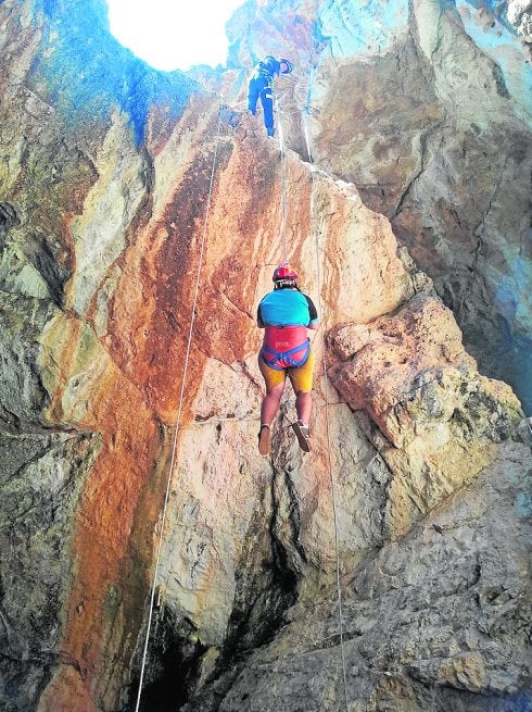 El joven, durante su rescate con cuerdas en la Cueva Neptuno. 