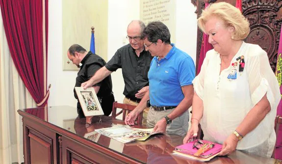 El padre guardián del convento entrega al alcalde una foto de la patrona . :: s. m. lario / agm