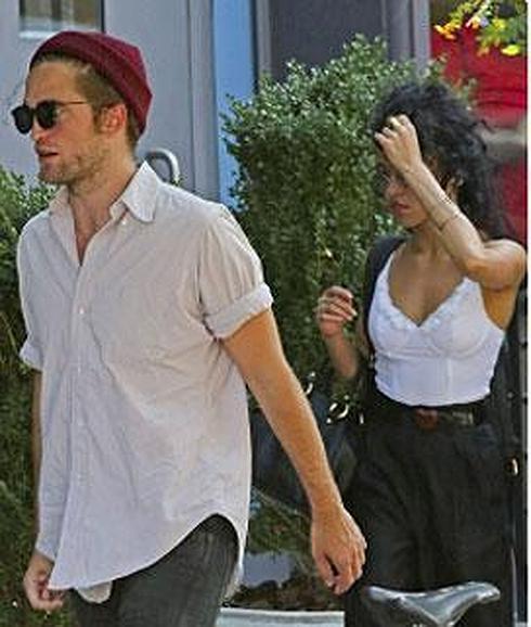 El actor Robert Pattinson, pillado junto a una chica en Nueva York