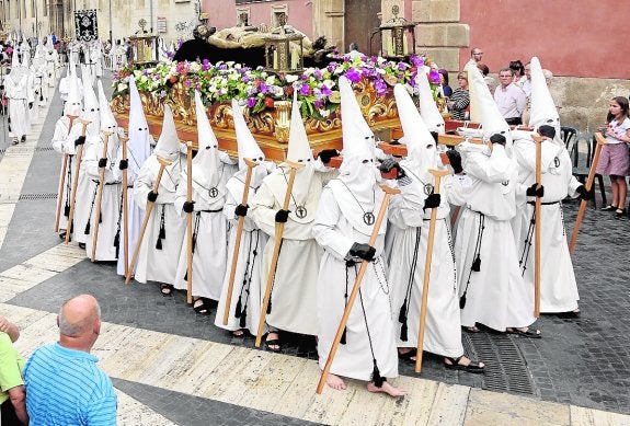 El Santísimo Cristo Yacente, en la procesión del Sábado Santo.