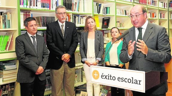 El consejero Pedro Antonio Sánchez con su parte de su equipo y el director del IES Cascales.