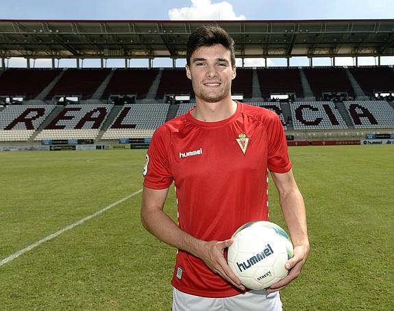 Satústregui posa en su presentación en el estadio Nueva Condomina este martes