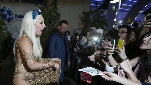 La cantante Lady Gaga a su llegada al aeropuerto de Dubái