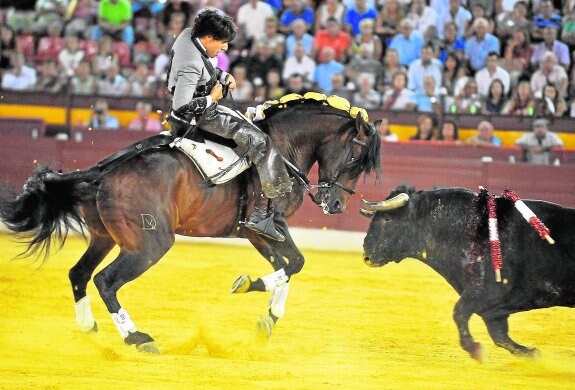 Un Diego Ventura soberbio, en el epílogo de su faena al toro que le cortó hasta el rabo. :: guillermo carrión / agm
