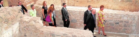 El presidente de Repsol, Antonio Brufau, y la alcaldesa de Cartagena, Pilar Barreiro, junto al codirector del yacimiento del Molinete, José Miguel Noguera. 