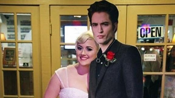 Lauren Adkins junto a la figura de cartón de Robert Pattinson