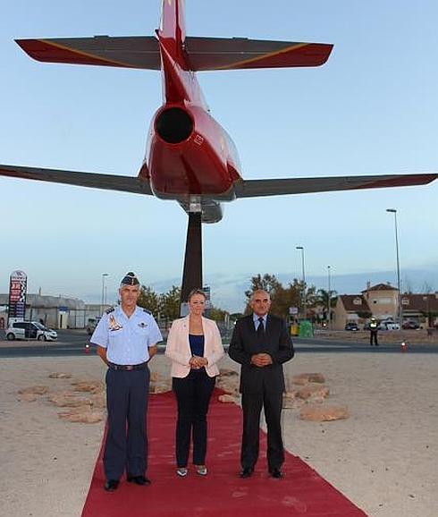 Alberto Garre, junto a la alcaldesa, Fina María Otón, y el coronel director de la AGA, Juan Pablo Sánchez de Lara, en la rotonda con el avión cedido. 