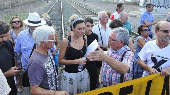 Lola Sánchez, eurodiputada de Podemos, junto a Joaquín Contreras, portavoz de la Plataforma Pro-Soterramiento. 