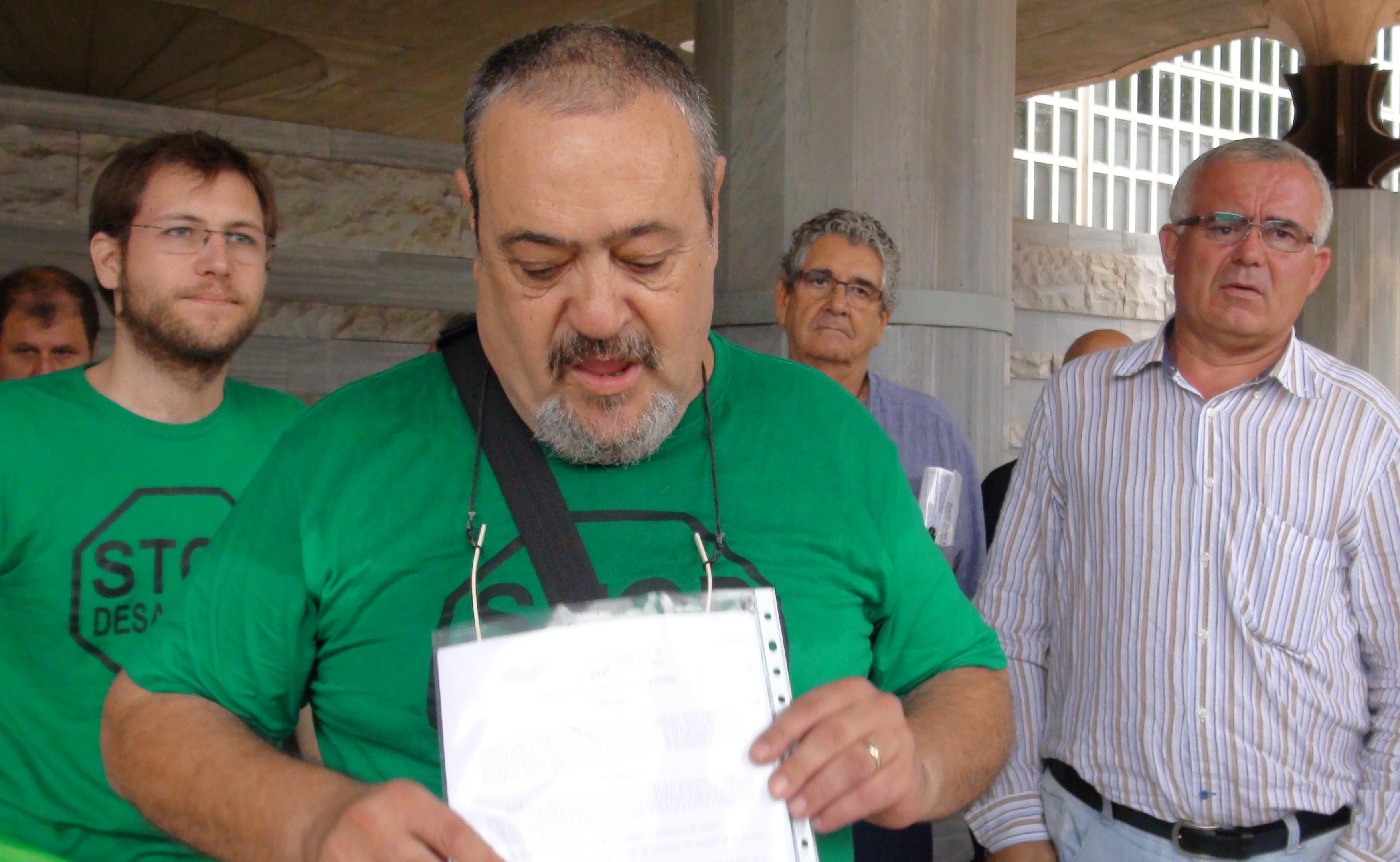 Paco Morote, portavoz de la PAH, con el documento presentado en la Asamblea Regional.