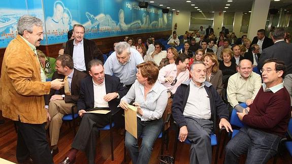 Joaquín Bascuñana, a la derecha, en una Junta Directiva del PP del año 2008. 