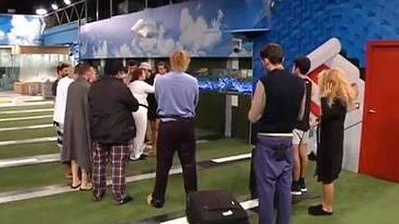 Los participanes dicen adiós a José. 