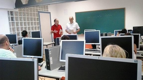 Alumnos en la clase de informática. 