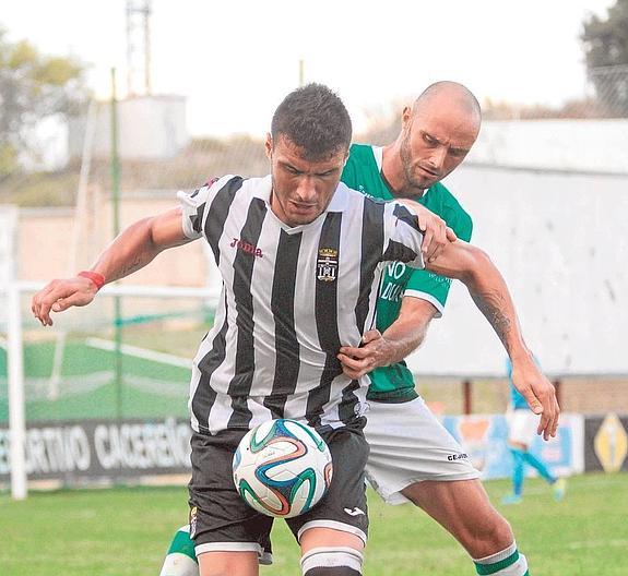 Seba Ribas controla una pelota de espaldas a portería, ayer en Cáceres. 