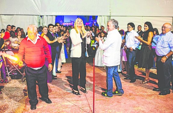 Bárbara Rey y el pedáneo, José Mercader, en la carpa festera.