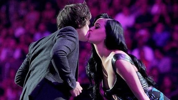 Katy Perry y Harry Styles se besan durante una actuación de la cantante. 