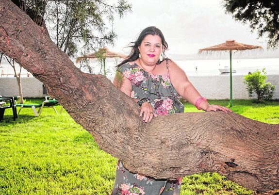 Anabel García, en el jardín del Hotel Cavanna, junto al Mar Menor, donde realiza la mayoría de sus actividades.