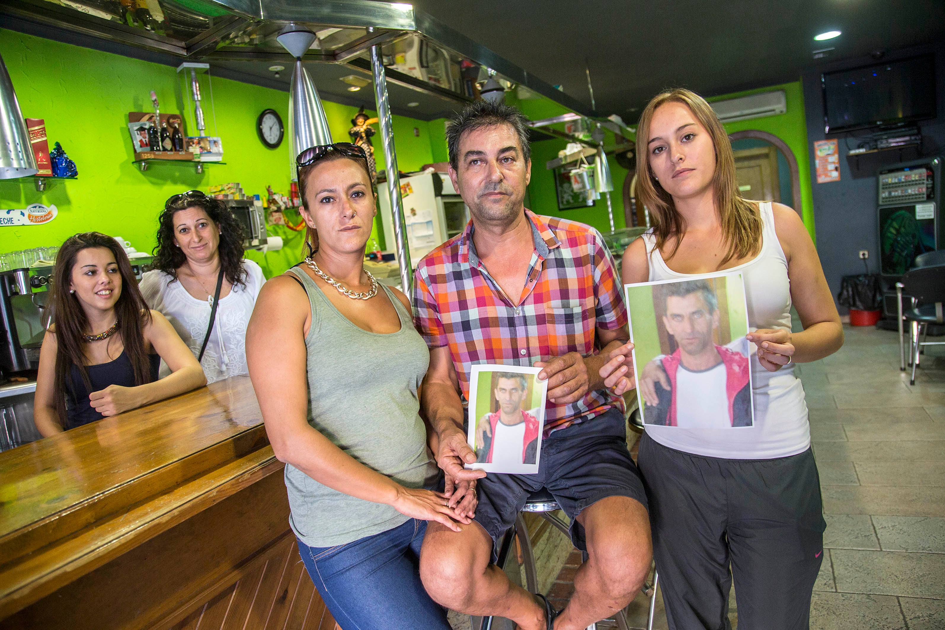 Enrique Pérez posa con una foto de su hermano Diego, junto a su mujer Carmen y su hija Teresa. Tras ellos su otra hija, Marina, y su cuñada Dioni. 