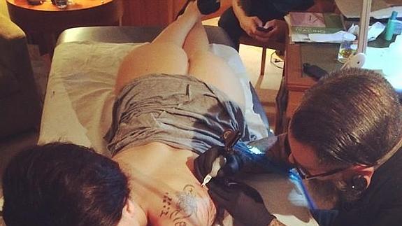 Lady Gaga tatuándose semidesnuda