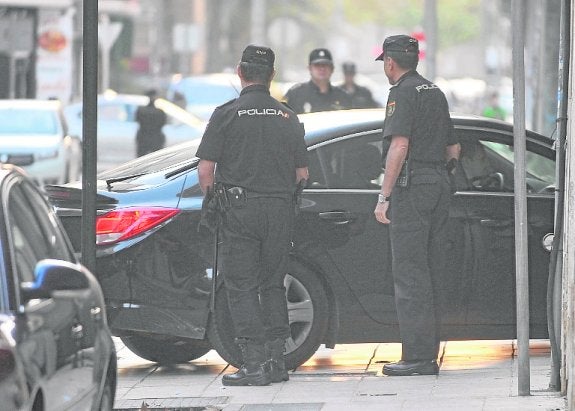 Policías, durante el traslado de los sospechosos al juzgado. :: a. gil
