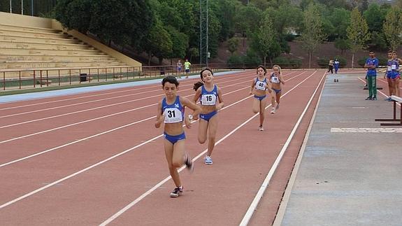 El Gran Premio Gráficas Mariano de Atletismo congrega a más de 60 deportistas