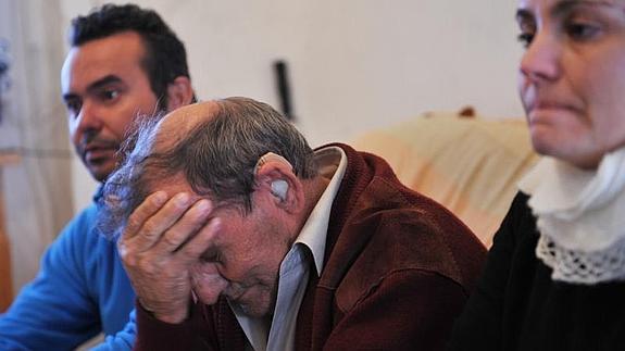 Antonio, en el centro, junto a su yerno y su hija. 