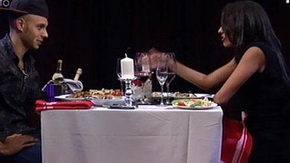 Lucía y Omar durante su cena romántica en la hora sin cámaras