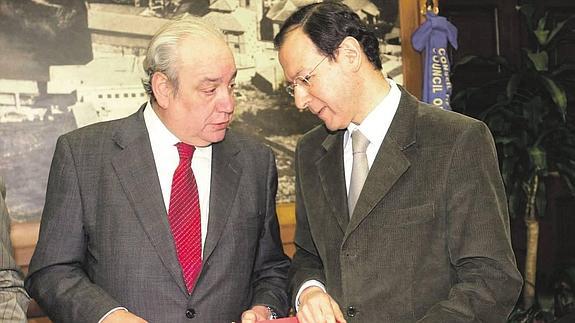 Jesús Samper y el alcalde Miguel Ángel Cámara, en marzo de 2003, con los planos del nuevo estadio de fútbol. 