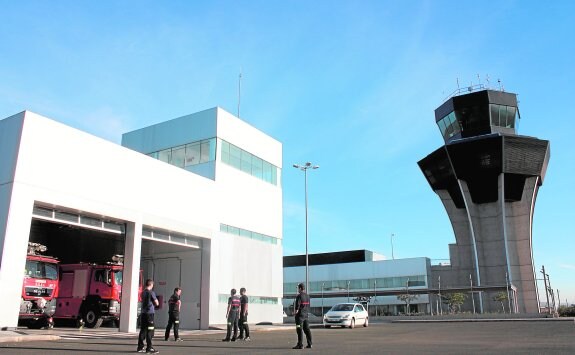 Los bomberos han simulado pruebas de salvamento para comprobar los tiempos de respuesta. En la foto, los profesionales junto al parque del aeropuerto. :: LV