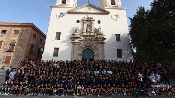 Deportistas de la UCAM, en la ofrenda floral a la Fuensanta.