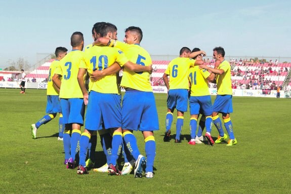 Los futbolistas del Cádiz celebran uno de los goles que marcaron ayer en Sevilla. :: víctor lópez
