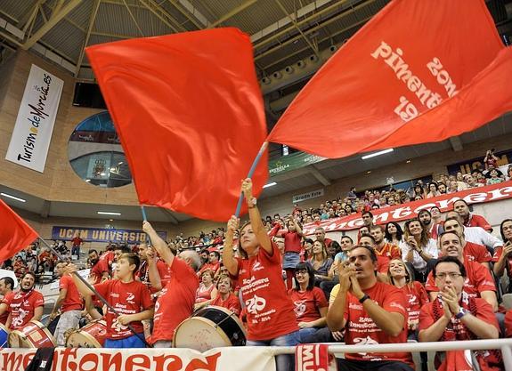 La afición anima, ayer, durante el encuentro ante el Sevilla. :: javier carrión / agm