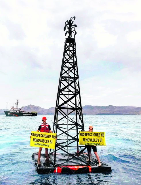 Greenpeace colocó ayer frente a las costas de Lanzarote una réplica de una plataforma petrolífera, desde la que ha simulado un derrame.  :: PEDRO ARMESTRE/efe