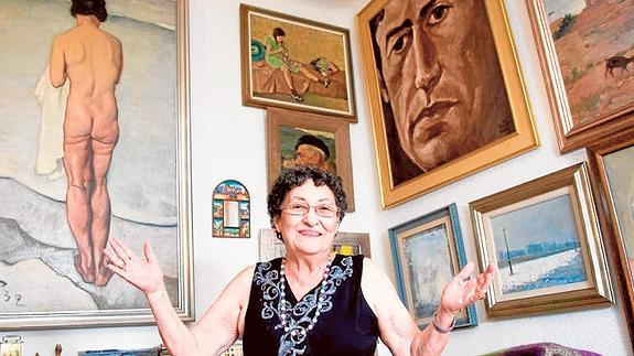 Francisca Aguirre, fotografiada en su casa, participa hoy en el homenaje que la UMU realiza a su marido, el poeta Félix Grande.  