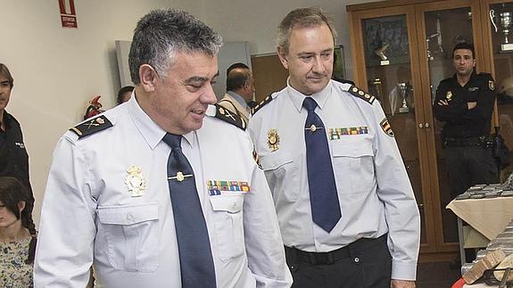 El jefe superior del Cuerpo Nacional de Policia, Cirilio Durán (izq.), junto al comisario de Cartagena, Alfonso Navarro, el pasado martes.