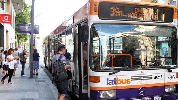 Un autobús de la empresa Latbus en la Gran Vía de Murcia.