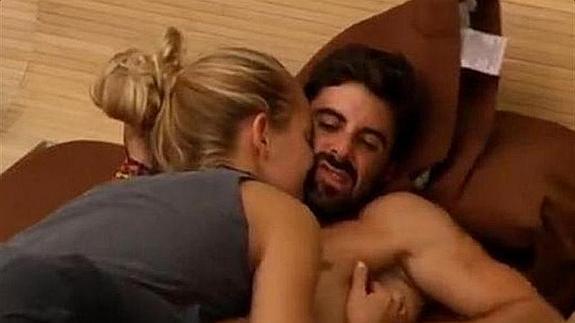 Jonathan rechaza a Yolanda después de besarla