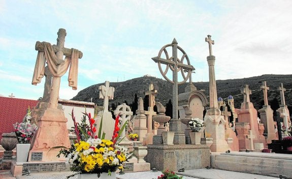 Tumbas en el cementerio cartagenero de Nuestra Señora de los Remedios. 