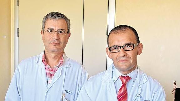 Los doctores José Antonio Cano, especialista en hombro, y Julio Bento, jefe de Traumatología del Hospital Los Arcos.