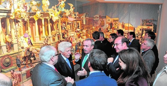 Mendoza, García de Castro, Gómez Fayrén y Sánchez, acompañados por la directora del museo, Teresa Martín, y el concejal de Cultura, Rafael Gómez, ayer. 