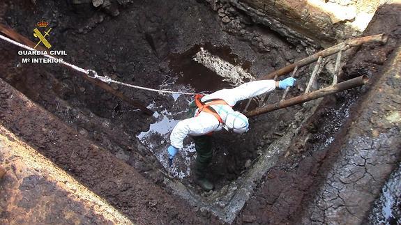 Un agente en un  pozo de vertidos ilegales en Molina. 