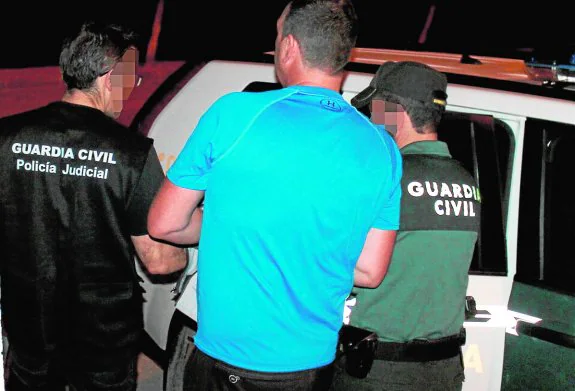 Dos agentes de la Benemérita trasladan al 'rondador solitario' tras su arresto. 