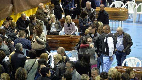 Familiares y amigos velan los cuerpos de siete de los fallecidos en el accidente de Cieza. 