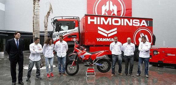 Fran Gracia, director ejecutivo de Himoinsa, con los pilotos y asistentes del equipo murciano que competirá en el Dakar. 